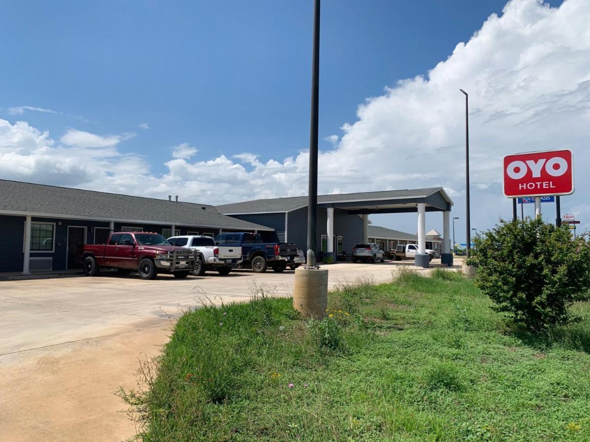 Oyo Hotel Pearsall I-35 West Exterior photo