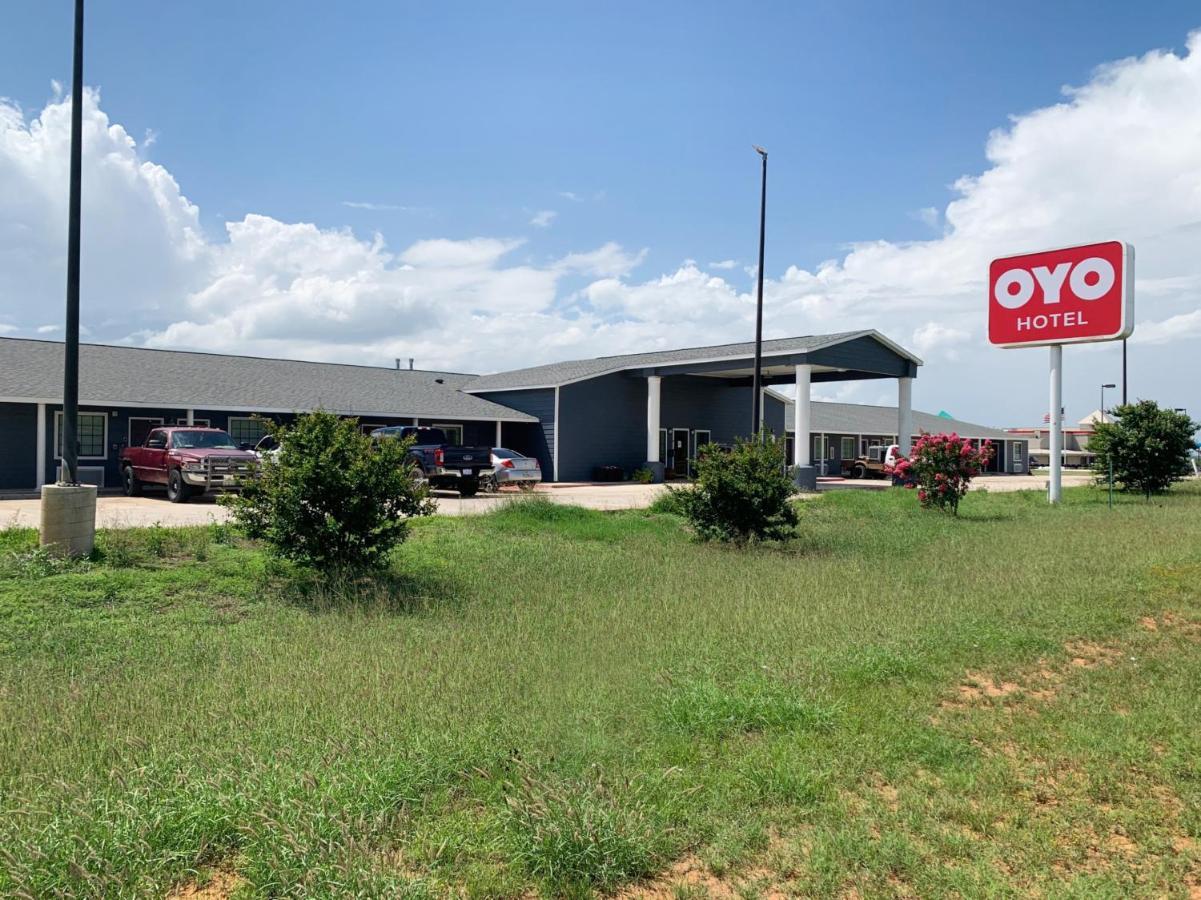 Oyo Hotel Pearsall I-35 West Exterior photo