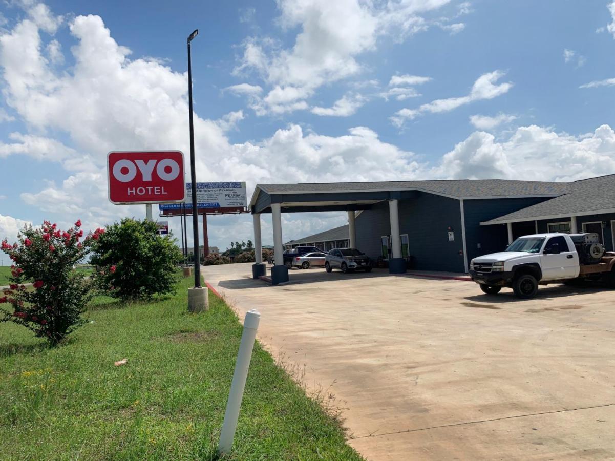 Oyo Hotel Pearsall I-35 West Exterior photo