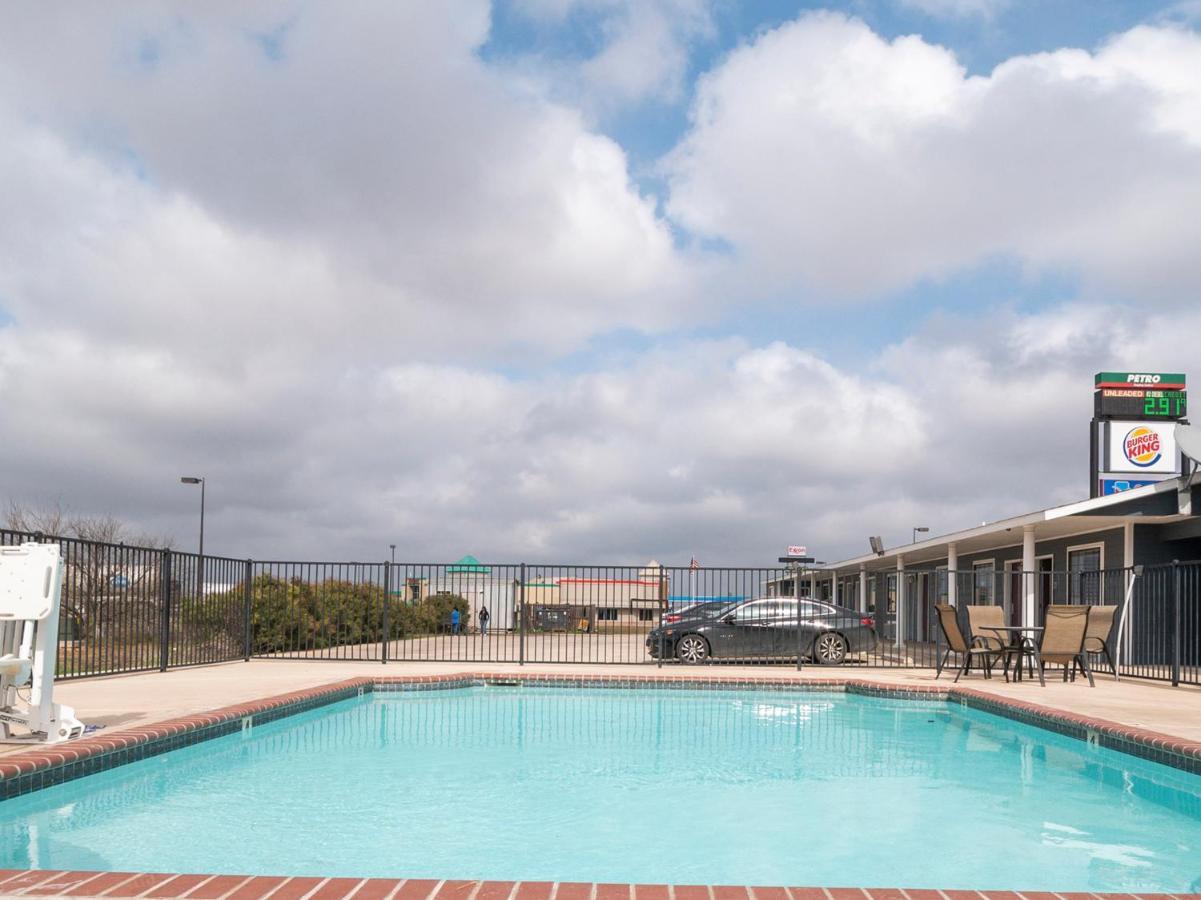 Oyo Hotel Pearsall I-35 West Exterior photo