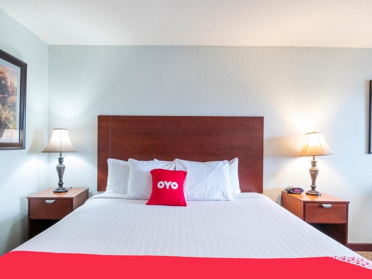 Oyo Hotel Pearsall I-35 West Exterior photo