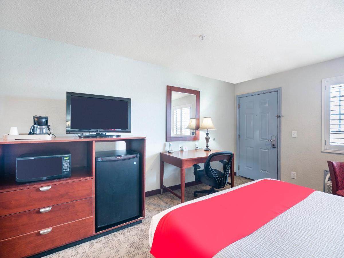 Oyo Hotel Pearsall I-35 West Exterior photo