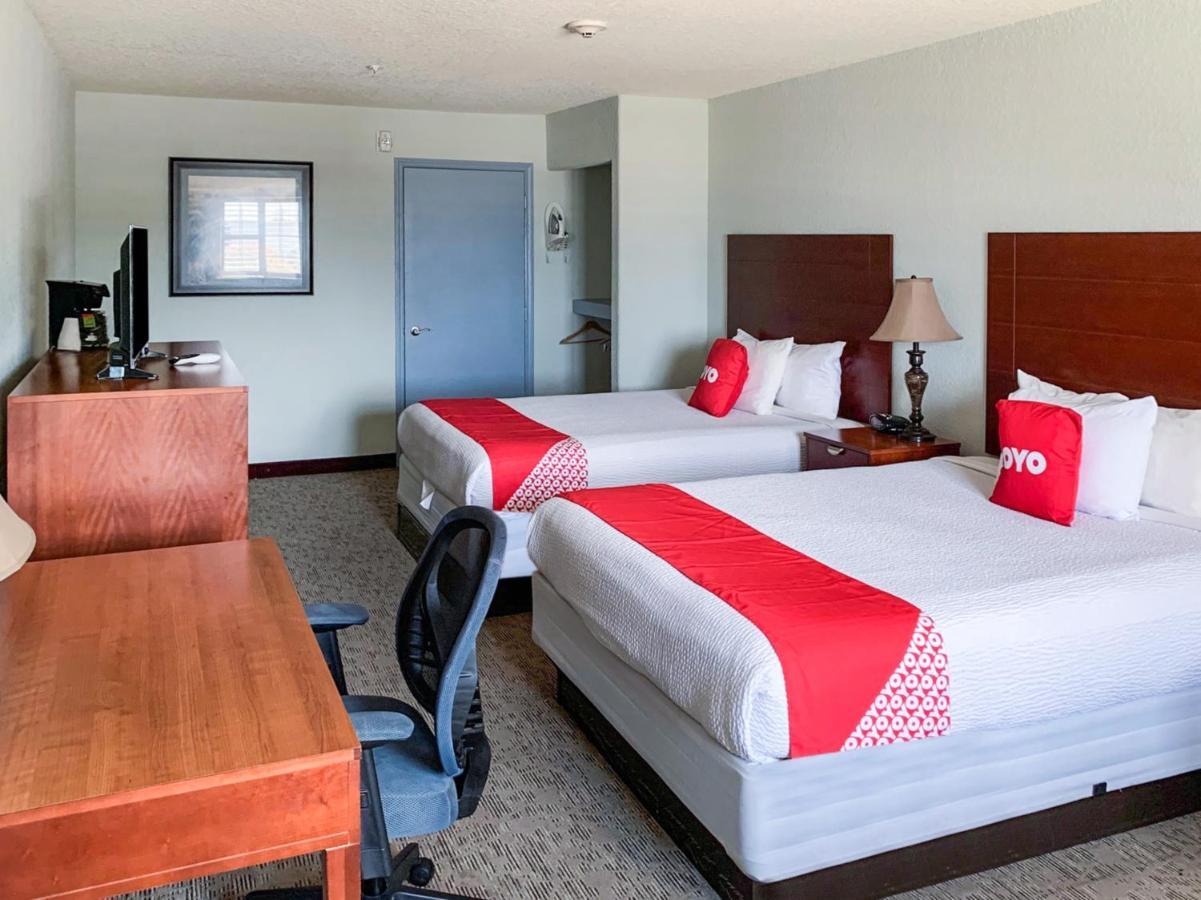 Oyo Hotel Pearsall I-35 West Exterior photo